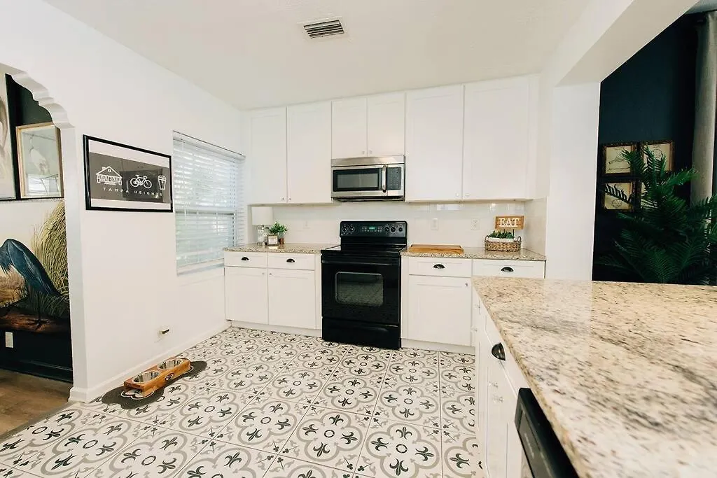 Pickleball And Pups For Families Near Riverwalk Villa Tampa Holiday home